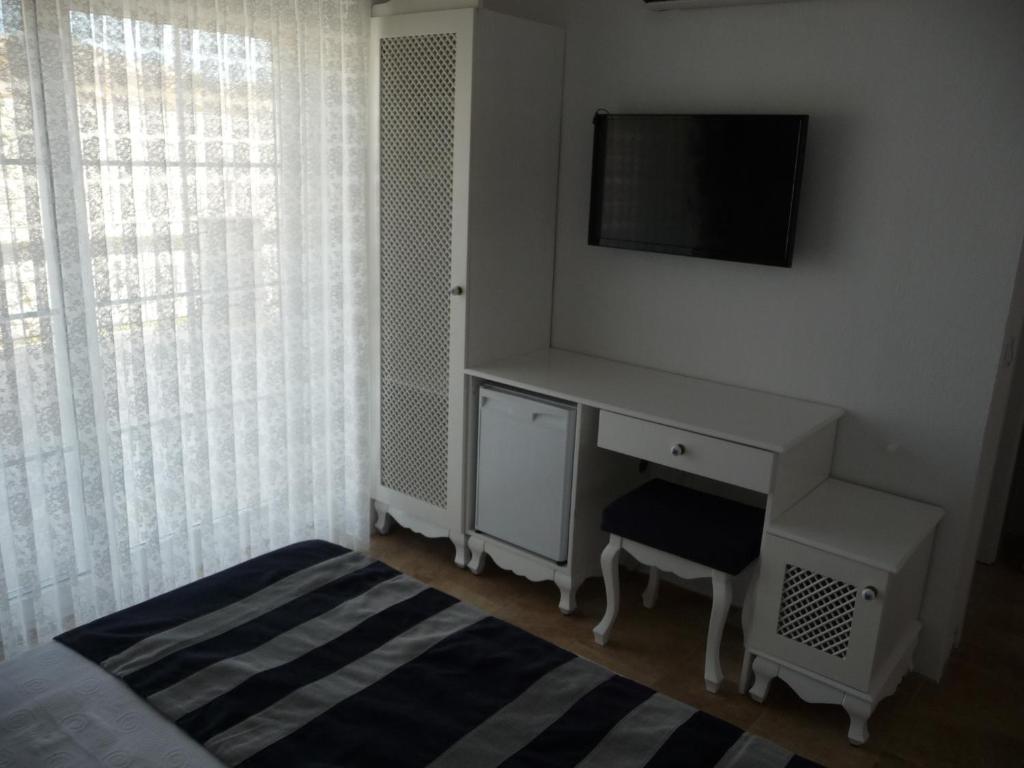 TV a/nebo společenská místnost v ubytování Yelken Konak Alacati