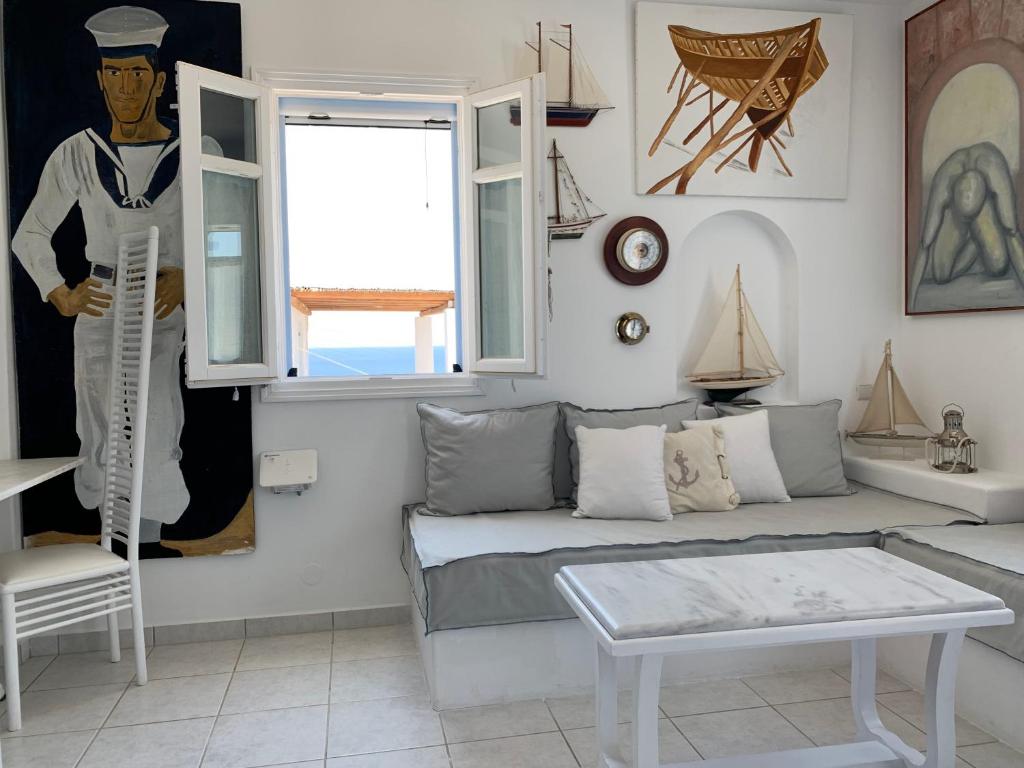 Posedenie v ubytovaní Aiolos Home with private veranda and amazing sea views, Paros
