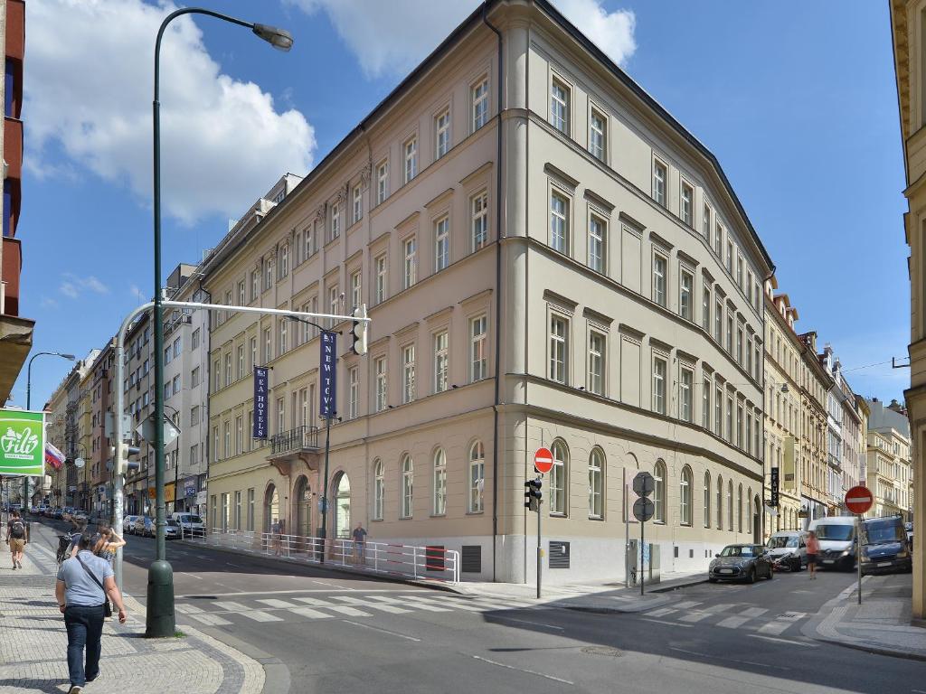 un edificio en la esquina de una calle de la ciudad en EA Hotel New Town, en Praga