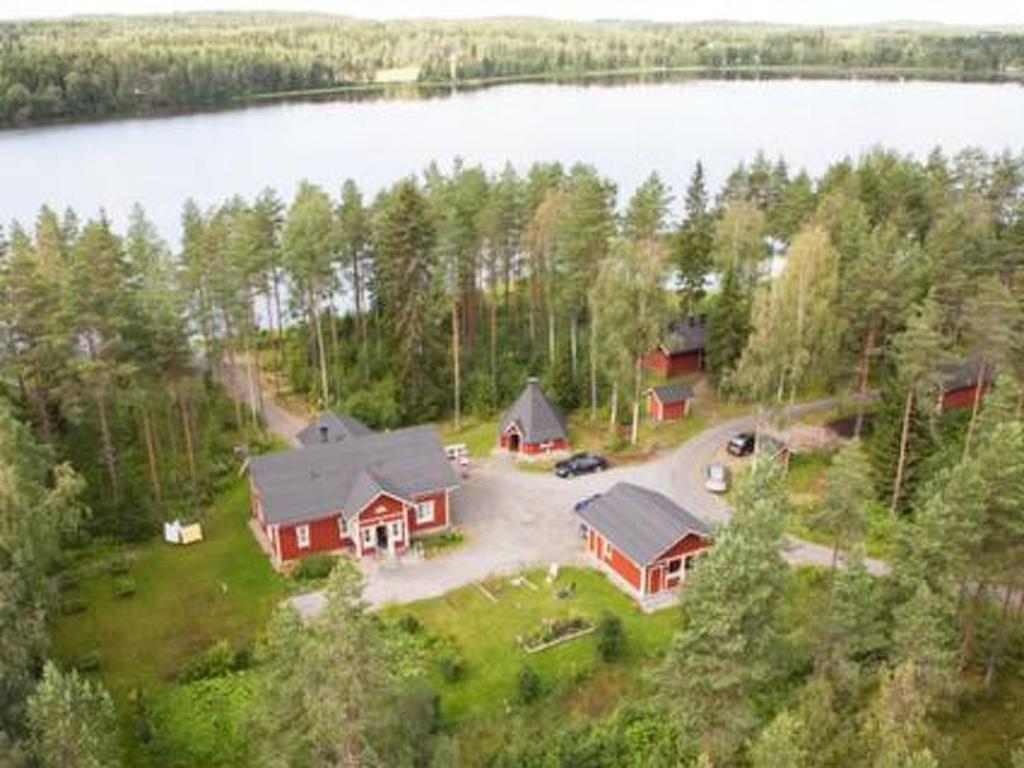 eine Luftansicht eines Hauses mit See in der Unterkunft Holiday Home Kurrela by Interhome in Toiviaiskylä