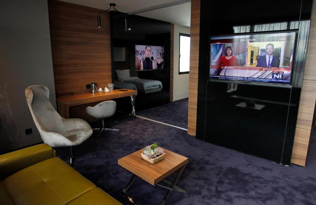 Televiisor ja/või meelelahutuskeskus majutusasutuses Ambasador Hotel