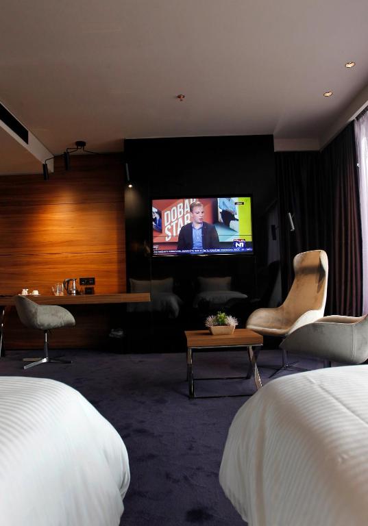 Televiisor ja/või meelelahutuskeskus majutusasutuses Ambasador Hotel