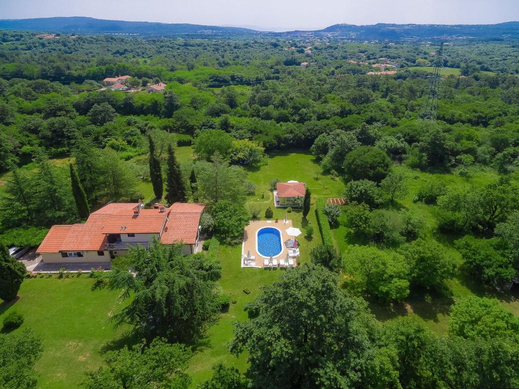 una vista sul soffitto di una grande tenuta con una casa di Apartment Mariza-3 by Interhome a Vinež