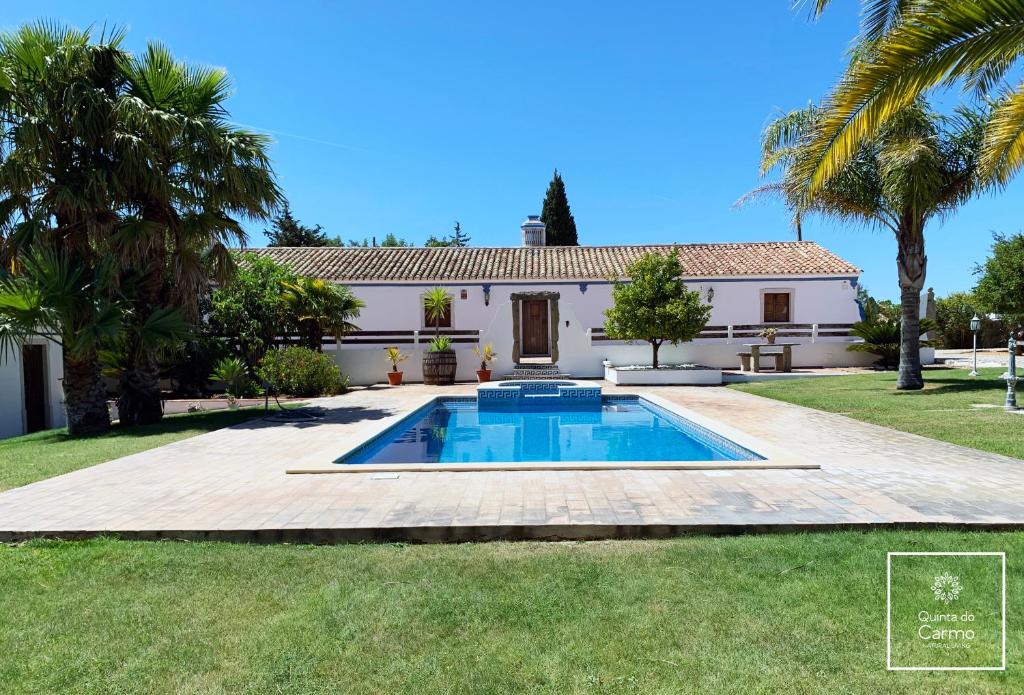 聖布拉什德阿爾波特爾的住宿－Quinta do Carmo，别墅前设有游泳池