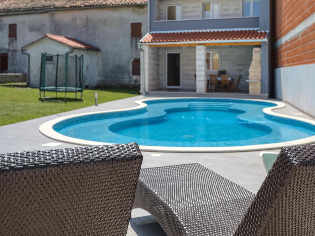 Bazén v ubytování Holiday Home Mario 2 by Interhome nebo v jeho okolí