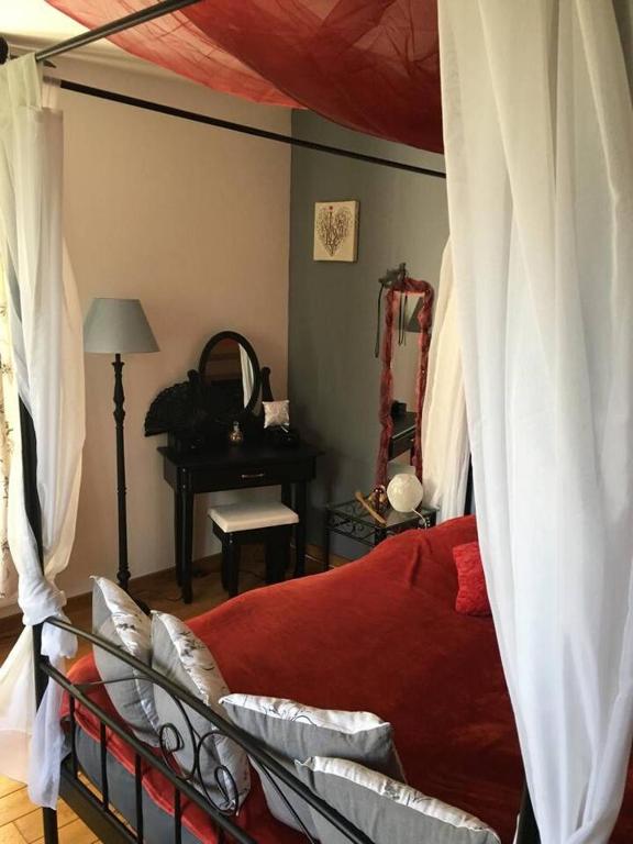 Postel nebo postele na pokoji v ubytování Gîte "L'échappée amoureuse et féérique"