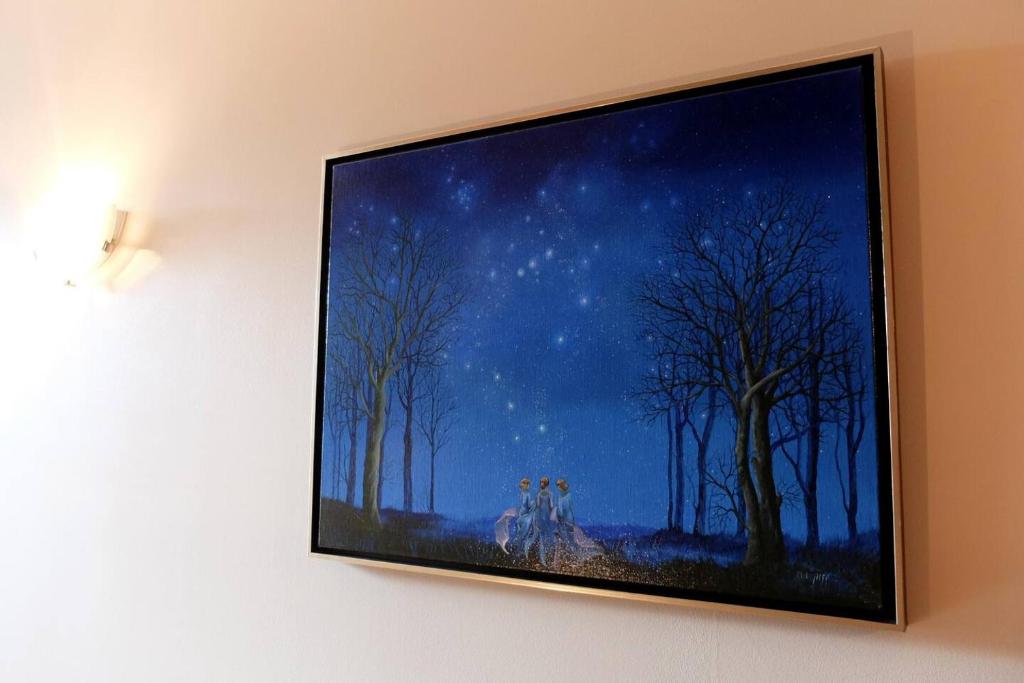 TV a/nebo společenská místnost v ubytování Gîte "L'échappée amoureuse et féérique"