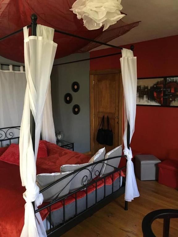 Postel nebo postele na pokoji v ubytování Gîte "L'échappée amoureuse et féérique"