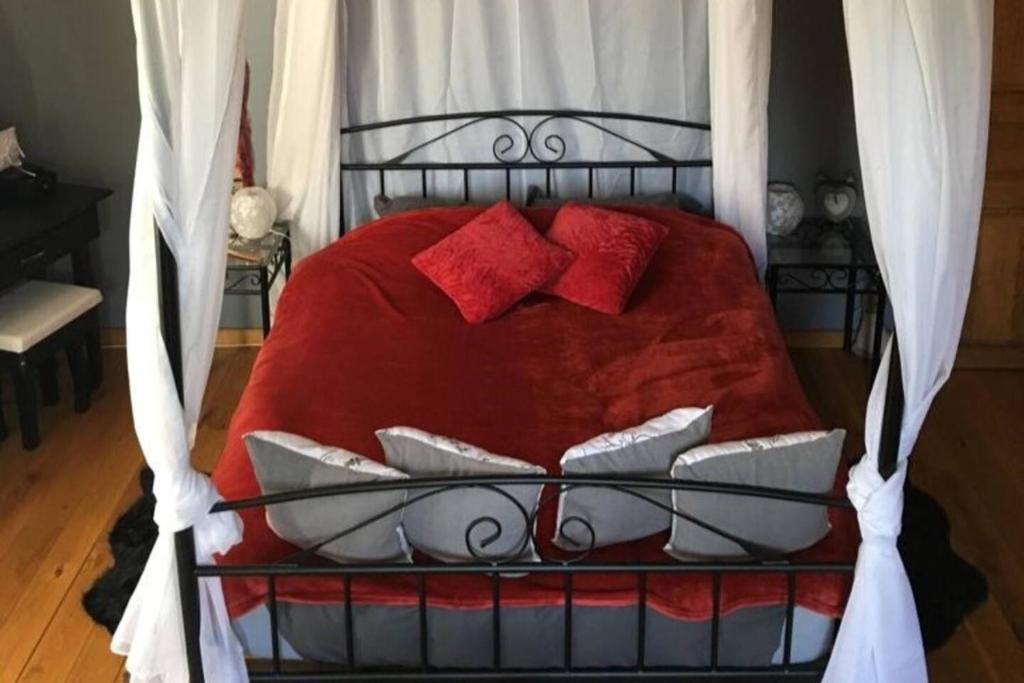 Postel nebo postele na pokoji v ubytování Gîte "L'échappée amoureuse et féérique"