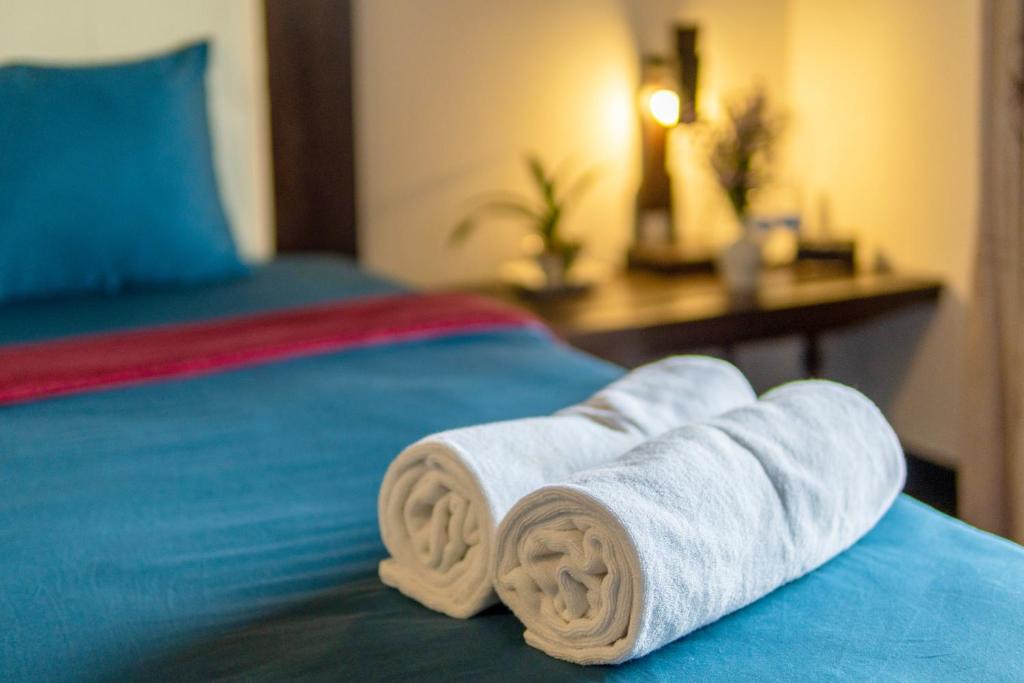 Giường trong phòng chung tại Calm House Hotel Hoi An 1