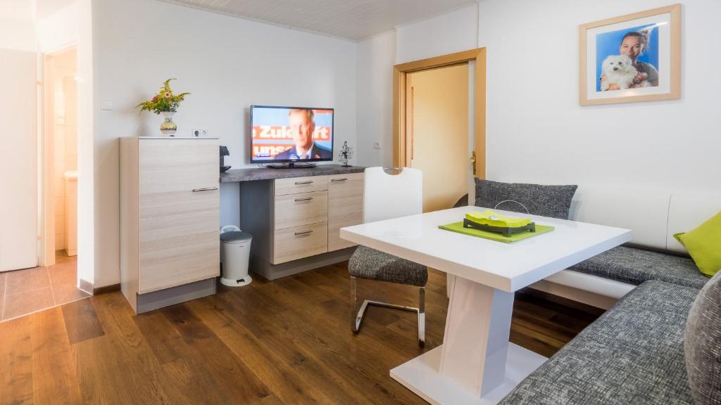 Televízia a/alebo spoločenská miestnosť v ubytovaní Apartments Presslauer - Mori