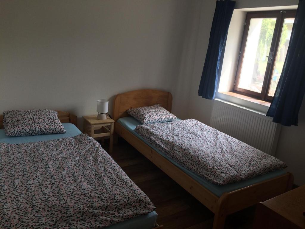 Postel nebo postele na pokoji v ubytování Apartmán Židovice
