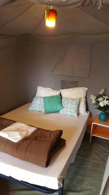 Postel nebo postele na pokoji v ubytování Camping de l'île