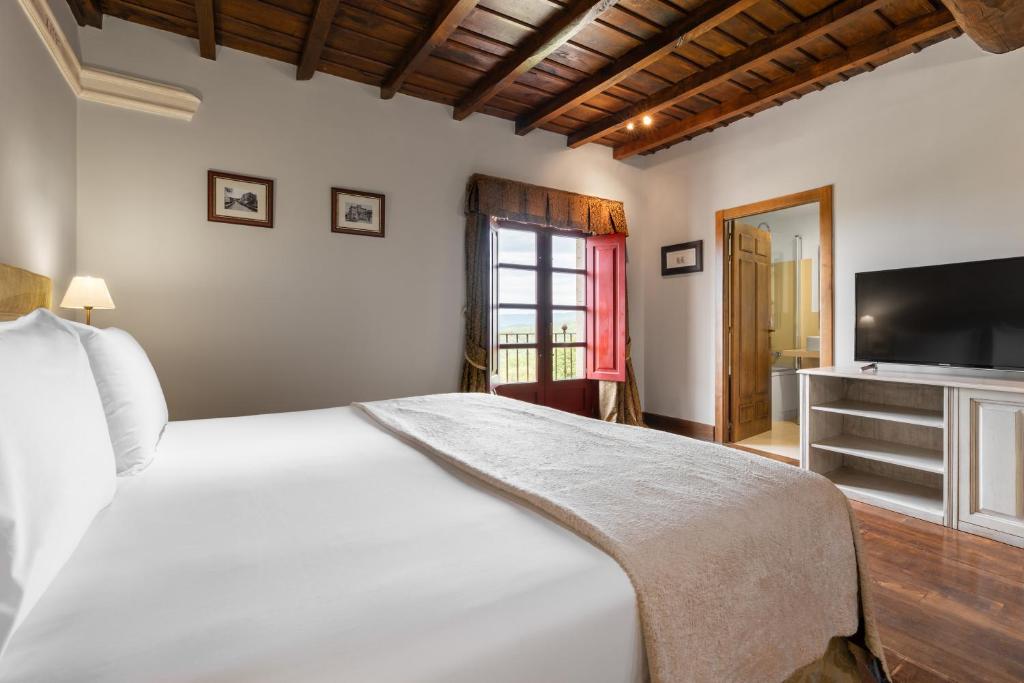 Telewizja i/lub zestaw kina domowego w obiekcie Áurea Palacio de Sober by Eurostars Hotel Company