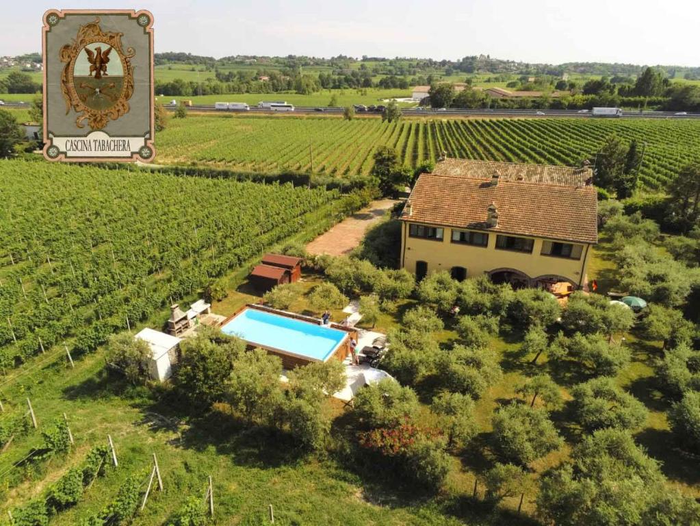 une vue aérienne d'un vignoble avec une maison et une piscine dans l'établissement TABACHERA x10 Cascina with Private Pool Sirmione GARDA LAKE, à Pozzolengo