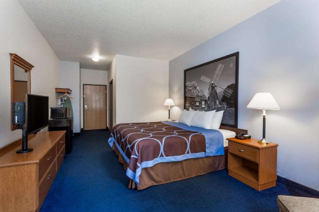 Postel nebo postele na pokoji v ubytování Super 8 by Wyndham Cobleskill NY
