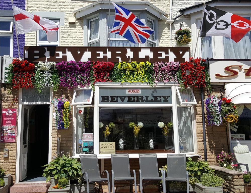 una tienda con flores y banderas delante en The Beverley Hotel, en Blackpool