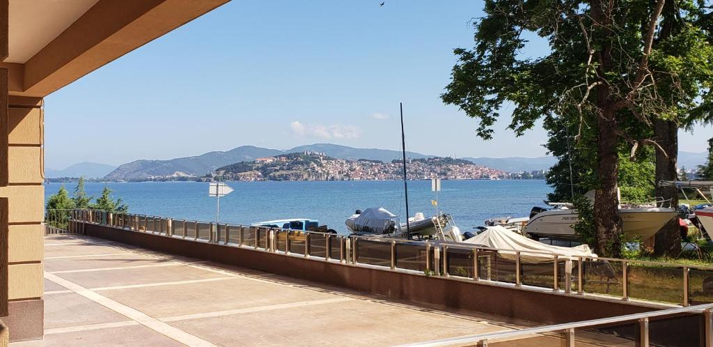 Blick auf einen Yachthafen mit Booten auf dem Wasser in der Unterkunft Park Beach Apartments Sofi & Kiki in Ohrid