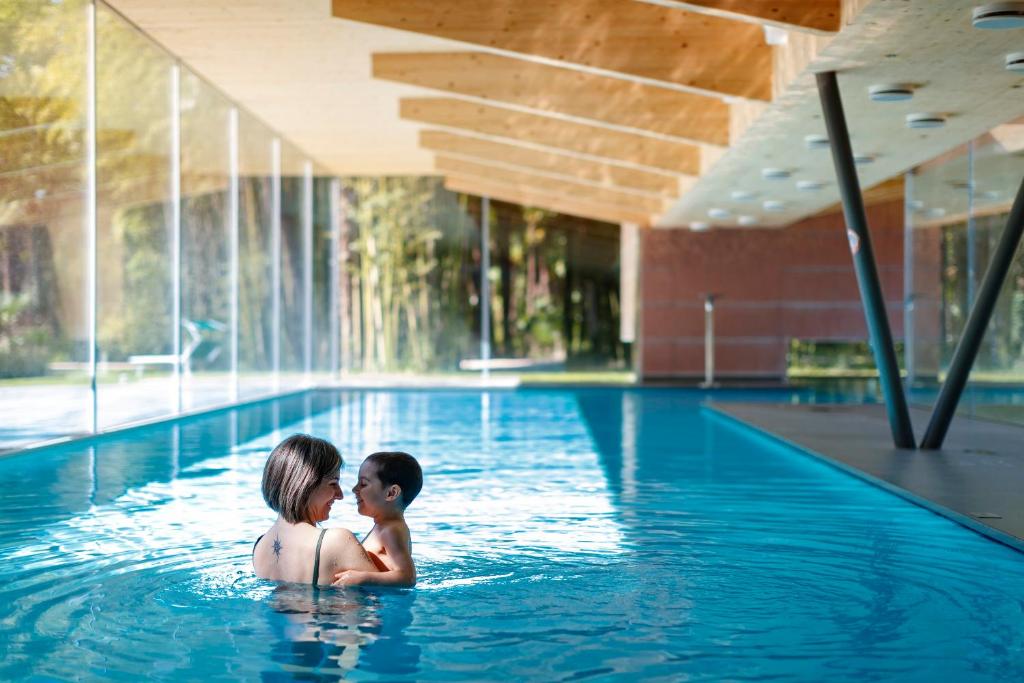 Bazén v ubytování Du Lac Et Du Parc Grand Resort nebo v jeho okolí
