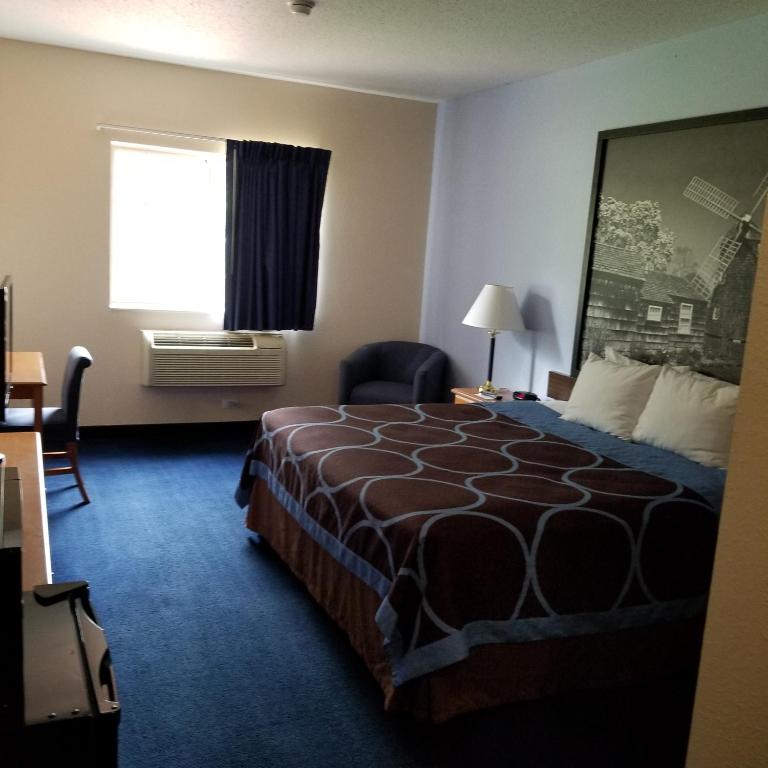Postel nebo postele na pokoji v ubytování Super 8 by Wyndham Cobleskill NY