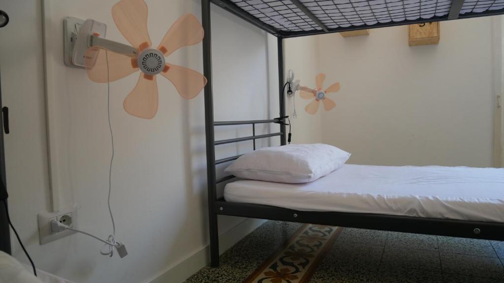 Postel nebo postele na pokoji v ubytování Urban Oasis Hostel