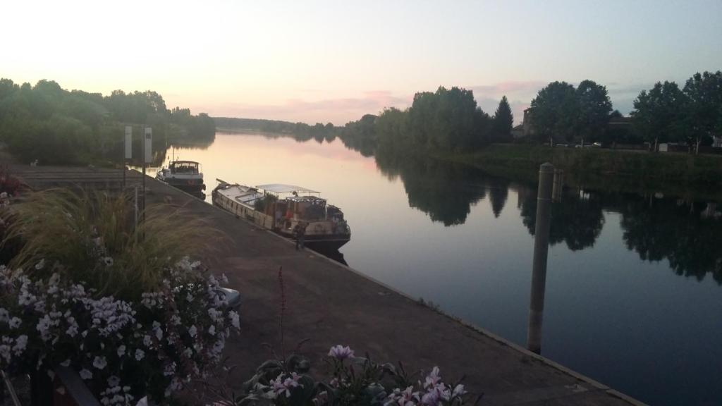 Výhled na řeku, která protéká v blízkosti ubytování na lodi