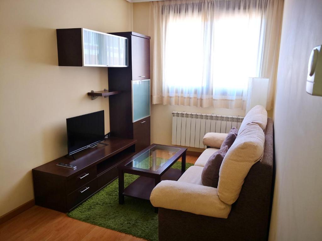 Una televisión o centro de entretenimiento en Apartamentos Cocó