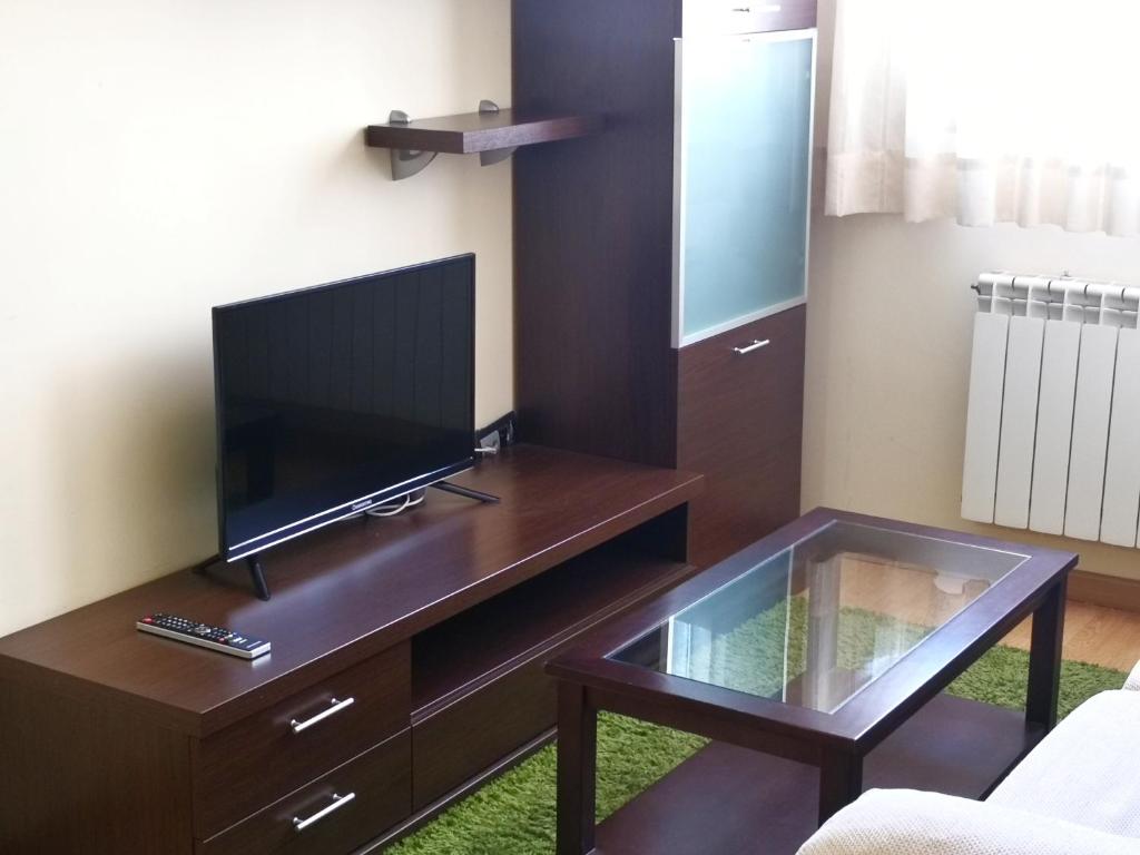 Una televisión o centro de entretenimiento en Apartamentos Cocó