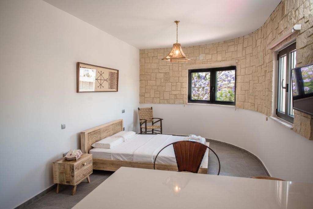ein Schlafzimmer mit einem Bett in einem Zimmer in der Unterkunft PanMari in Paphos City