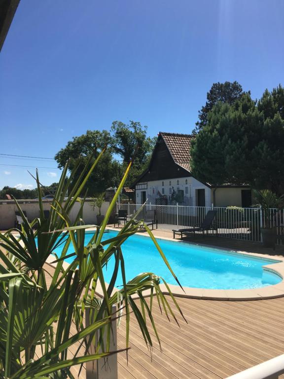 Bazén v ubytování Hôtel Restaurant Le Fiacre à Quend plage nebo v jeho okolí