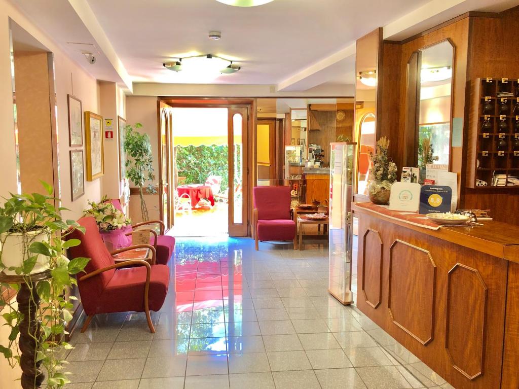 una cucina con sedie rosse e una sala da pranzo di Hotel Signa a Perugia