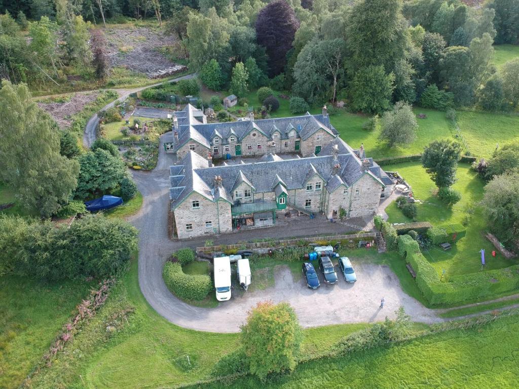 una vista aérea de una casa grande con coches aparcados en Auchmore Apartments, en Killin