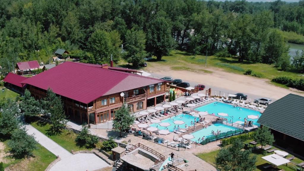 Bazén v ubytování Chorna Skelya Resort & Wellness nebo v jeho okolí