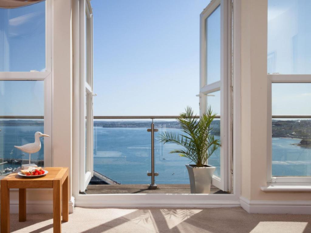 トーキーにあるApartment Prancy by Interhomeの海の景色を望む大きな窓が備わる客室です。