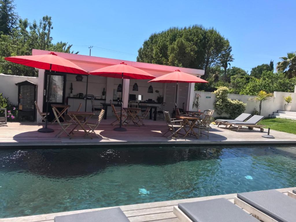 Villa le sud appartementsの敷地内または近くにあるプール
