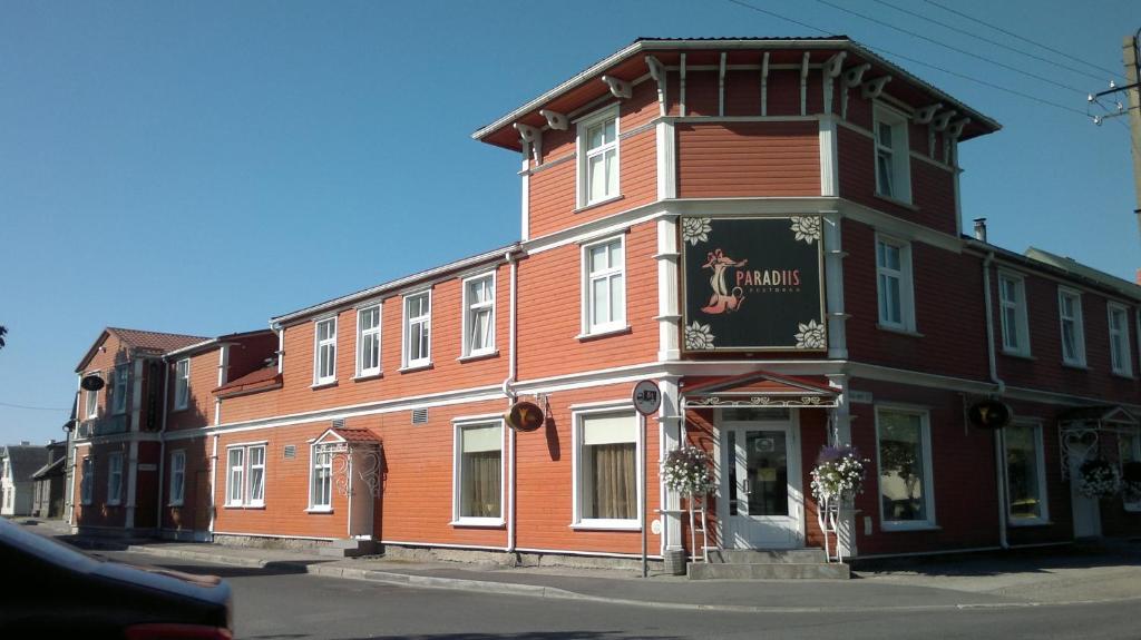un gran edificio en una esquina con una tienda en Villa Eeden, en Pärnu