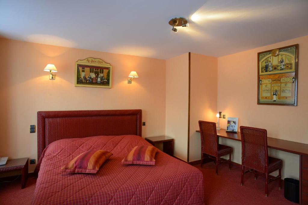 Postel nebo postele na pokoji v ubytování Hôtel de La Croix d'Or