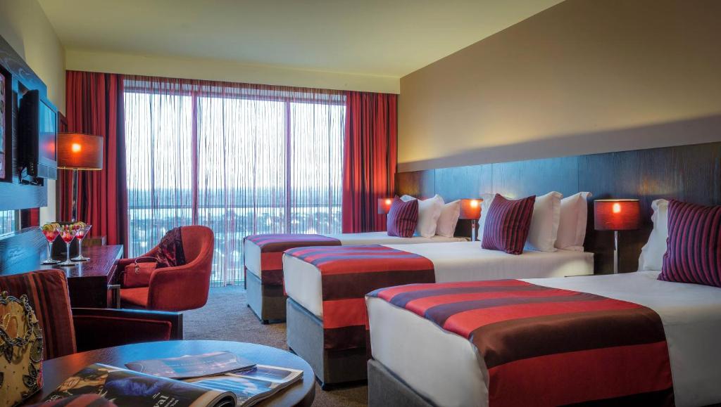Postel nebo postele na pokoji v ubytování Loughrea Hotel & Spa