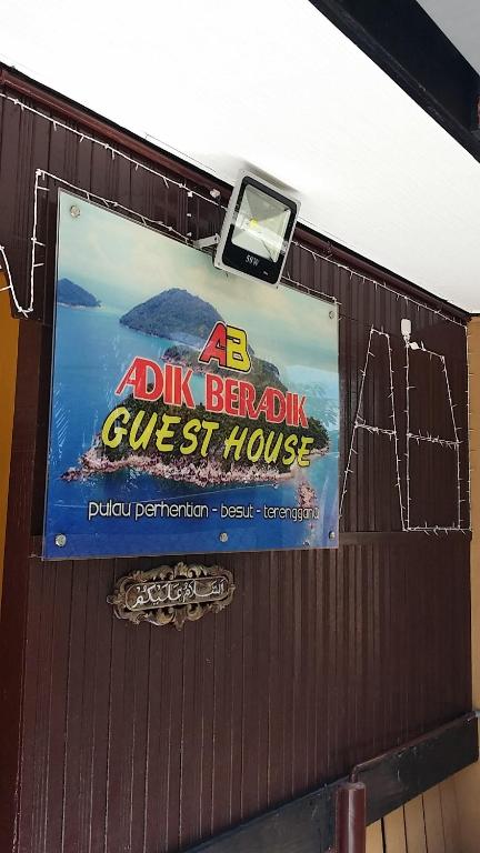 un letrero para una cuenta de prestaciones en un edificio en Perhentian AB Guest House, en Islas Perhentian