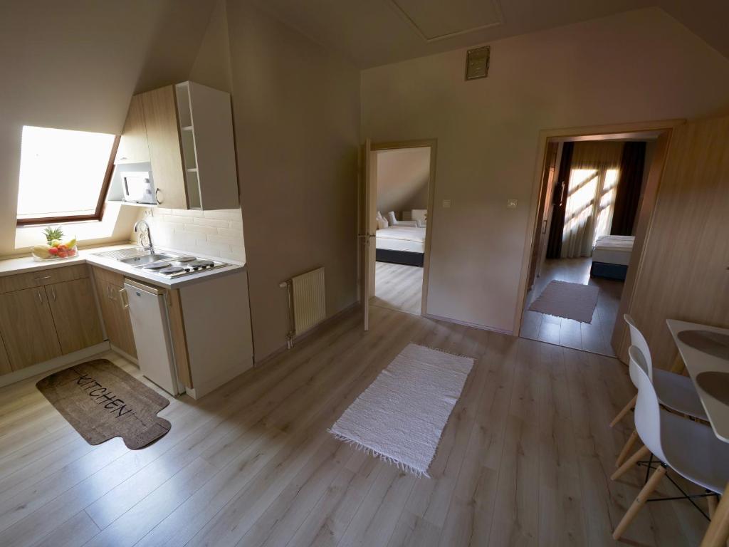 Kuchyňa alebo kuchynka v ubytovaní Rubin Apartman Zalakaros