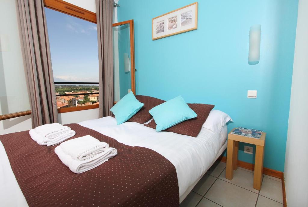Postel nebo postele na pokoji v ubytování Logis Hotel Cara Sol