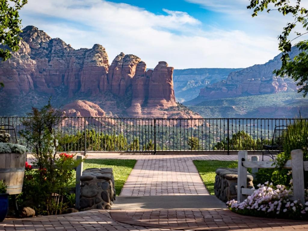 a picnic table in front of a large stone wall at Sky Ranch Lodge in Sedona