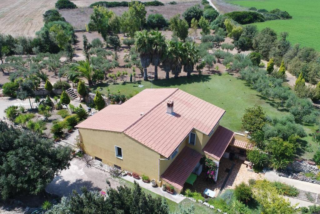 an aerial view of a house with a yard at Casa vacanze nel verde del Sinis in San Vero Milis