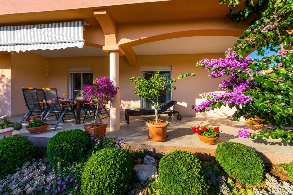 Vonkajšia záhrada v ubytovaní Apartment 1001 Nights