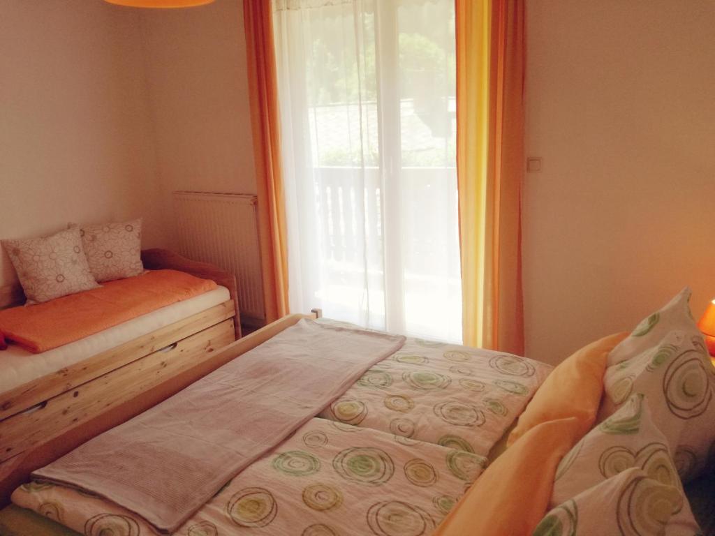 1 dormitorio con cama y ventana en Fuchsbauernhof, en Palfau