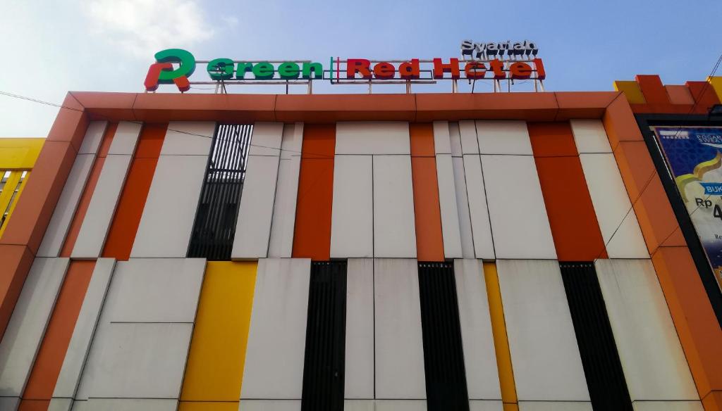 un edificio colorido con un cartel encima en Green Red Hotel Syariah Jombang, en Jombang
