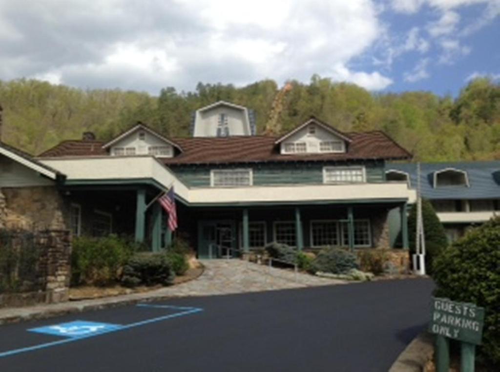 uma casa com um sinal em frente em Gatlinburg Inn em Gatlinburg