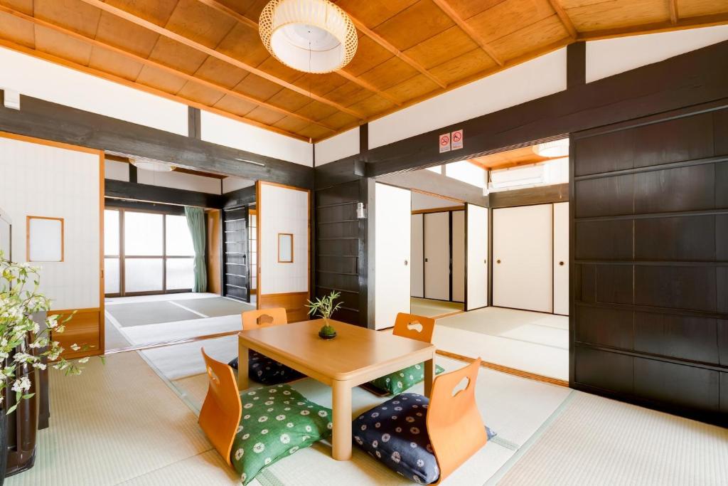 sala de estar con mesa y sillas en Yoshino-gun - House / Vacation STAY 36600, en Yoshino