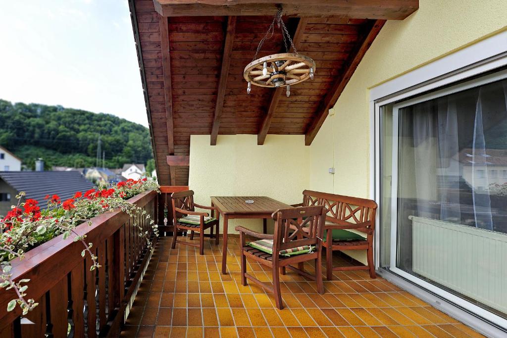 Rõdu või terrass majutusasutuses Hotel Tannenhof