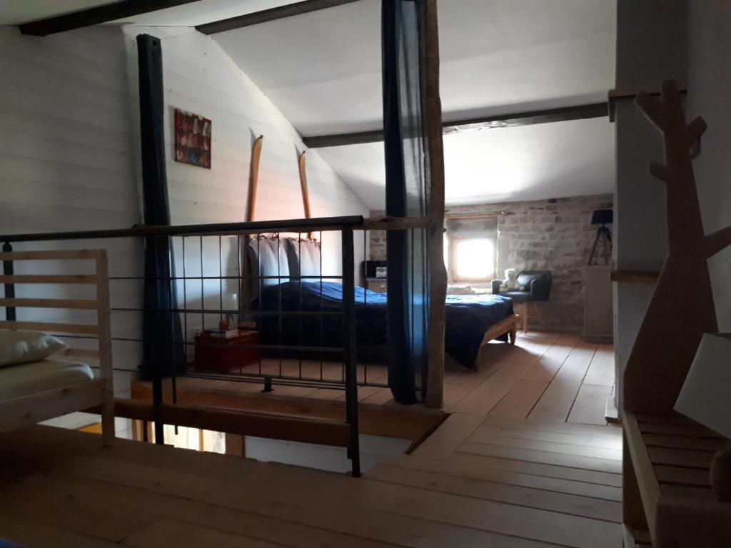 1 dormitorio con 1 cama en una habitación en La Pierre du Grain, en Ravel